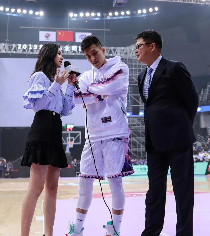 爱游戏在线-快船完胜福建队,高诗岩惊艳四座