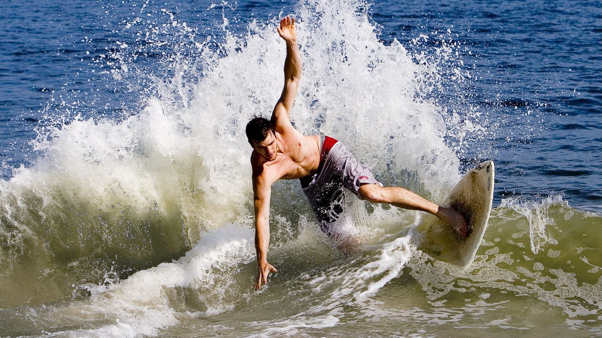 爱游戏2026-西甲国家德比之夜，阿劳霍领军，巴萨力克皇马